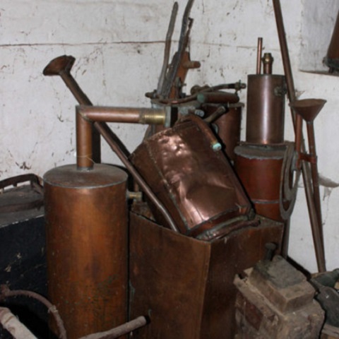 Koperen ketels en buizen van een huisgemaakte distillerij.